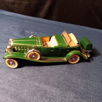 '32 CADILLAC V-16 & '35 CHEVROLET STANDARD SPORTS ROADSTER DIE-CAST MODELS