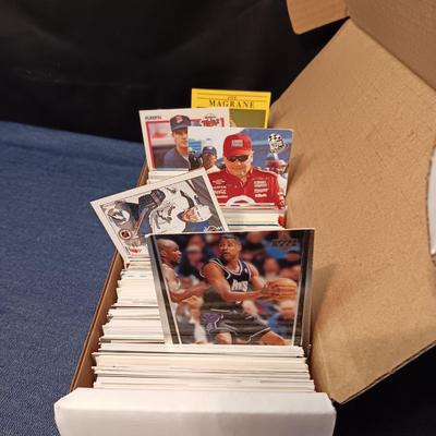 BOX OF BASKETBALL, HOCKEY & BASEBALL TRADING CARDS