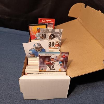 BOX OF FOOTBALL & BASEBALL TRADING CARDS