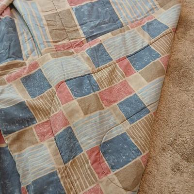Reversible Queen comforter with throw blanket