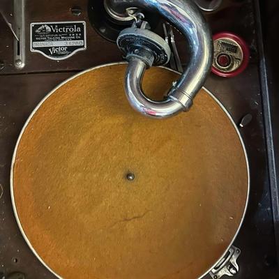 Lot 13: Victrola Record Player & Records