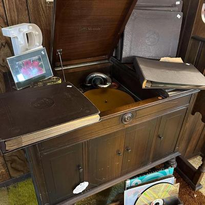 Lot 13: Victrola Record Player & Records