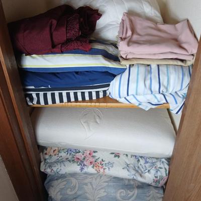 Queen sized sheets with two blankets and a pillow
