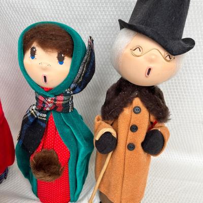 Lot 344 Cute Caroler figures