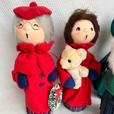 Lot 344 Cute Caroler figures