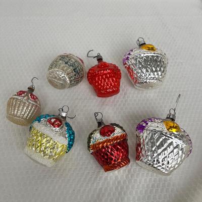 Lot 348 Vintage ornaments #39