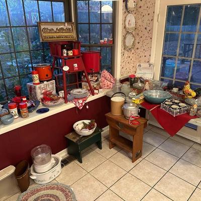 Lot 17: Kitchen Nook Selection