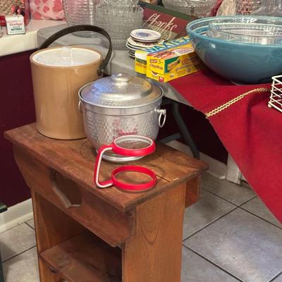 Lot 17: Kitchen Nook Selection