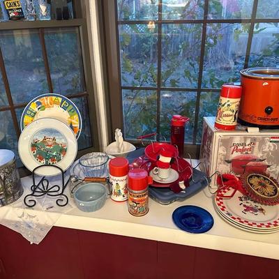 Lot 17: Kitchen Nook Selection