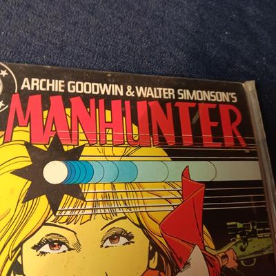 4 COMIC BOOKS (2)
