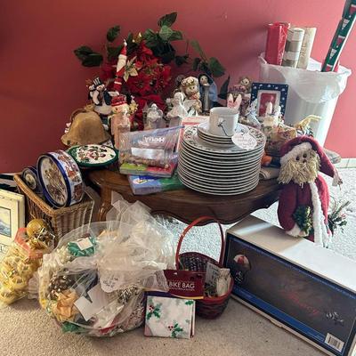 Lot 26: Art, Holiday & More