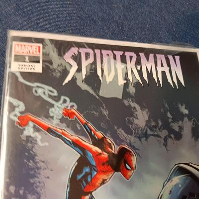 4 COMIC BOOKS (5)