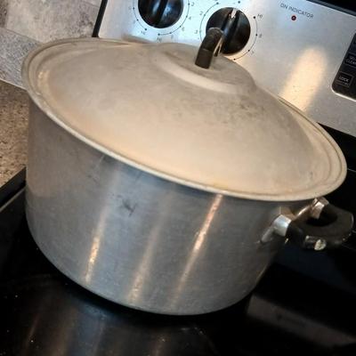 Frying pans and pots with lids