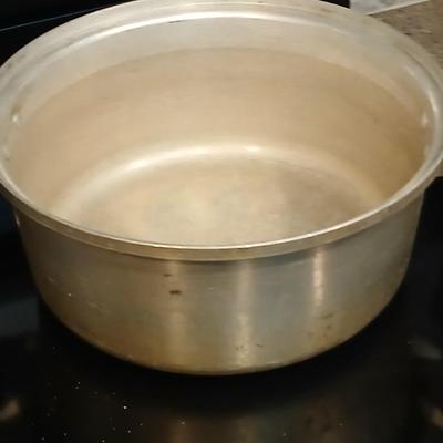Frying pans and pots with lids