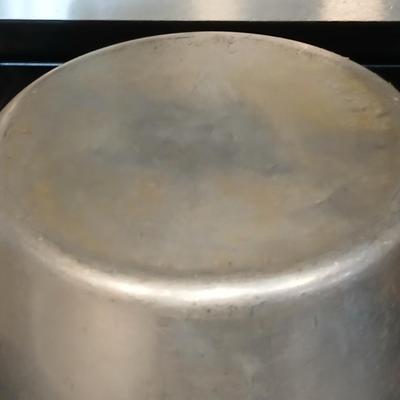 Frying pans and pots with lids