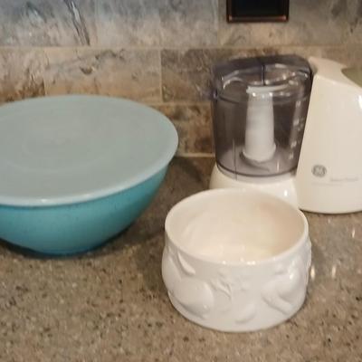 General Electric Deluxe chopper with lidded plastic bowl and small bowl with raised design