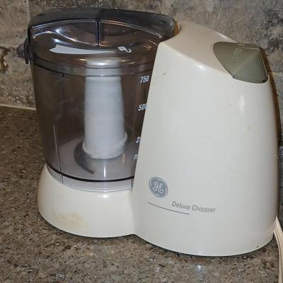 General Electric Deluxe chopper with lidded plastic bowl and small bowl with raised design