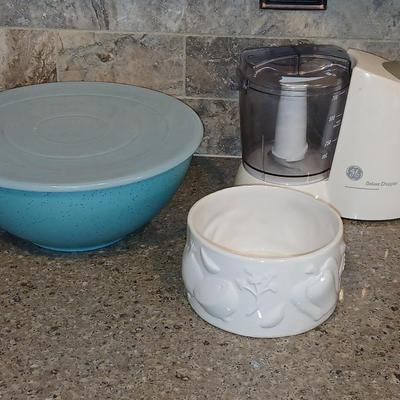 General Electric Deluxe chopper with lidded plastic bowl and small bowl with raised design