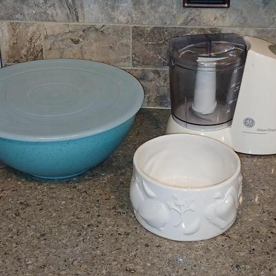 General Electric Deluxe chopper with lidded plastic bowl and small bowl with raised design