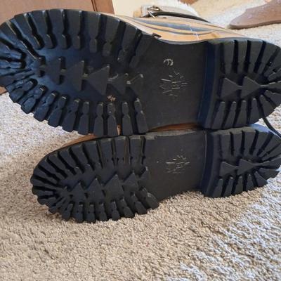 Sorel snow boots in great condition Size 9