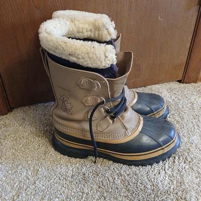 Sorel snow boots in great condition Size 9