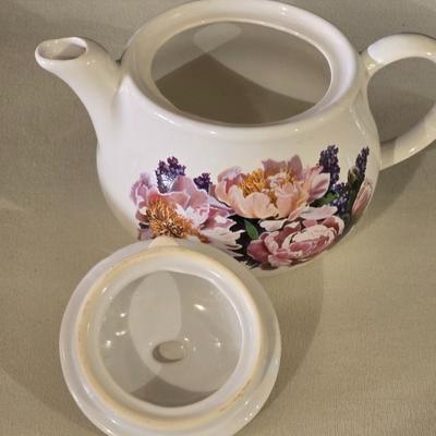 Ciroa Teapot and Creamer