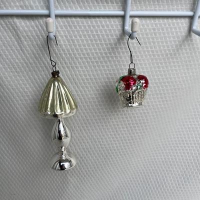 Lot 358 Vintage ornaments #48