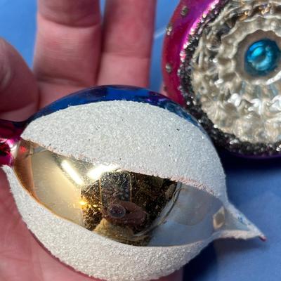 Lot 381 Vintage ornaments #59