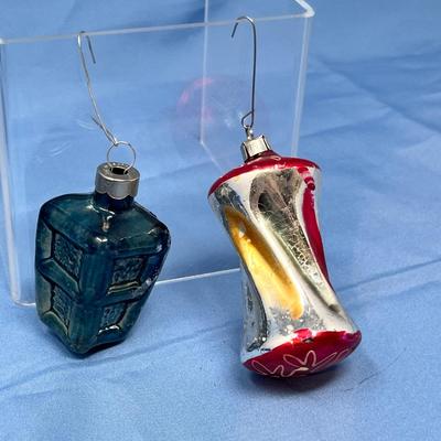 Lot 382 Vintage ornaments #60