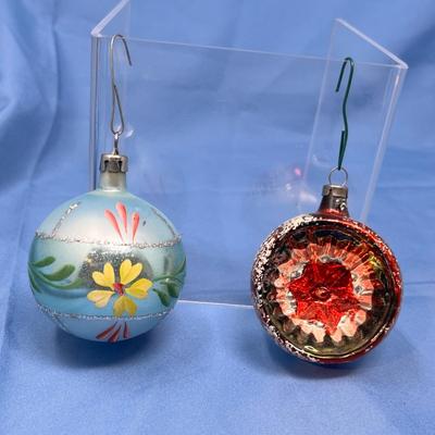 Lot 383 Vintage ornaments #61