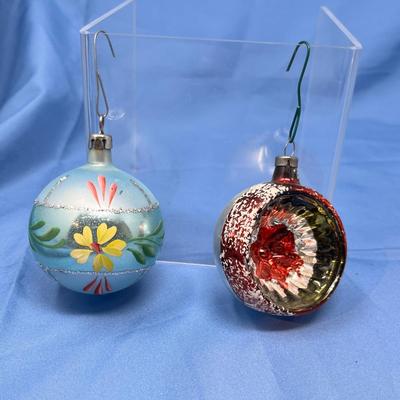 Lot 383 Vintage ornaments #61