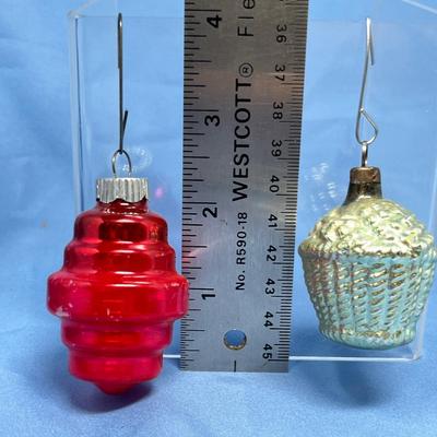 Lot 384 Vintage ornaments #62