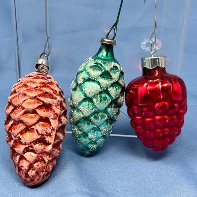 Lot 385 Vintage ornaments #63