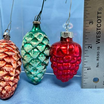 Lot 385 Vintage ornaments #63