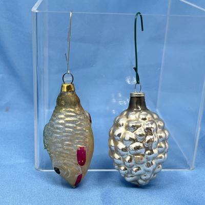 Lot 388 Vintage ornaments #65