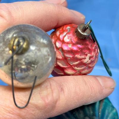 Lot 389 Vintage ornaments #66