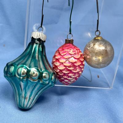 Lot 389 Vintage ornaments #66