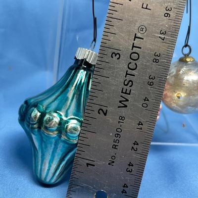 Lot 389 Vintage ornaments #66