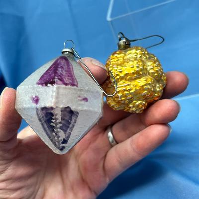 Lot 391 Vintage ornaments #67