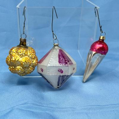Lot 391 Vintage ornaments #67