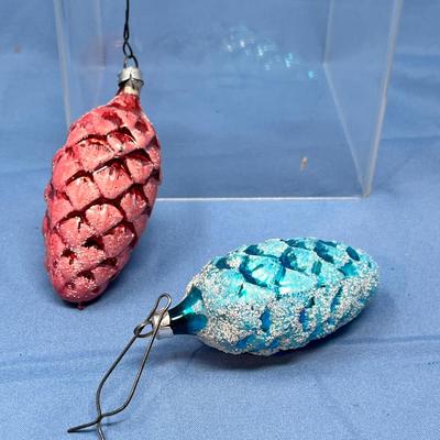 Lot 392 Vintage ornaments #68