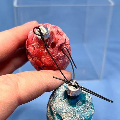Lot 392 Vintage ornaments #68