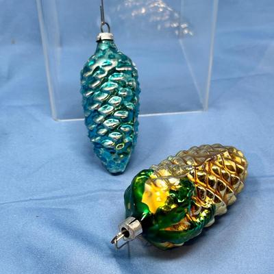 Lot 393 Vintage ornaments #70