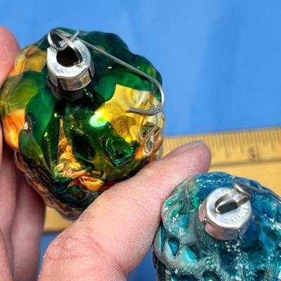 Lot 393 Vintage ornaments #70
