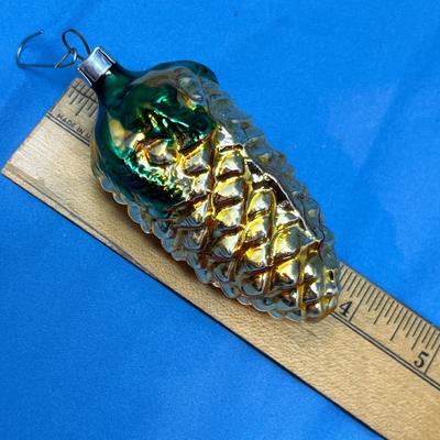 Lot 393 Vintage ornaments #70