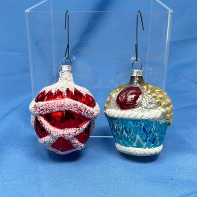 Lot 394 Vintage ornaments #71