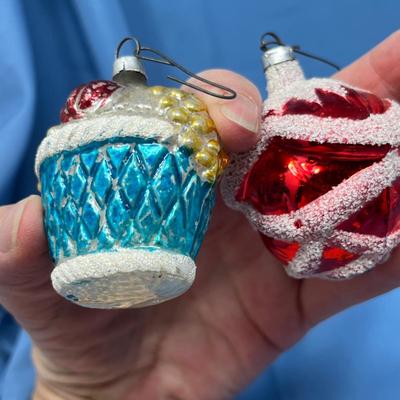 Lot 394 Vintage ornaments #71