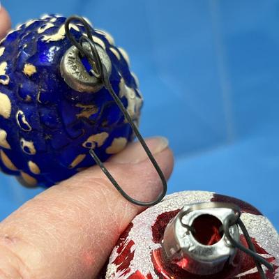 Lot 395 Vintage ornaments #72