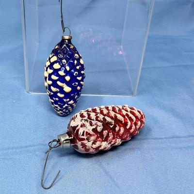 Lot 395 Vintage ornaments #72