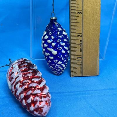 Lot 395 Vintage ornaments #72